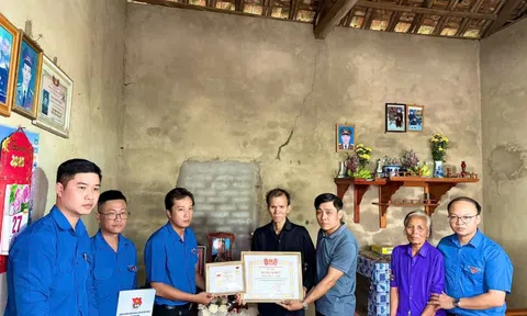 Truy tặng Huy hiệu "Tuổi trẻ dũng cảm" cho thanh niên cứu 4 người đuối nước