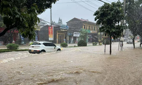 Thành phố Lạng Sơn ngập sâu, ô tô nổi lềnh bềnh trong biển nước