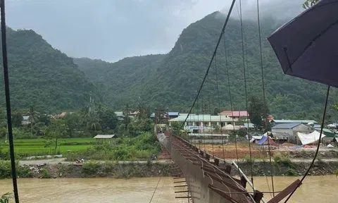 Điện Biên: Đứt cầu treo, ô tô chở 3 người rơi xuống sông