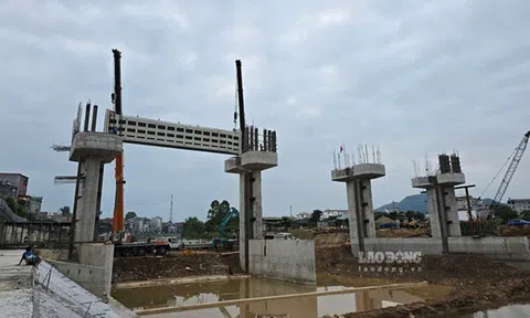 Lắp cửa van, chuẩn bị thử nghiệm đập dâng nước Cao Bằng