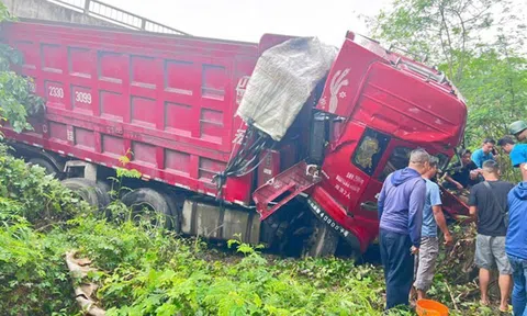 Xe tải rơi khỏi cao tốc Nội Bài - Lào Cai, 3 người bị thương