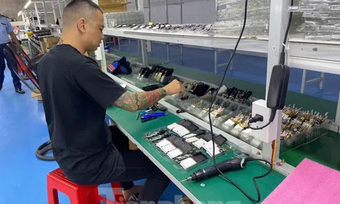 Đột kích xưởng sản xuất điện thoại 'chui' khuất nẻo ven thành phố Lạng Sơn