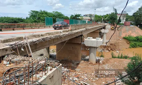 Sửa cầu Ngòi Lâu ì ạch, người dân lo mất an toàn
