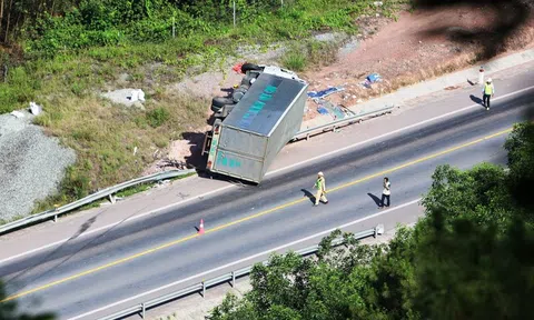 Xe tải mất lái lật trên cao tốc Cam Lộ - La Sơn, hai người bị thương