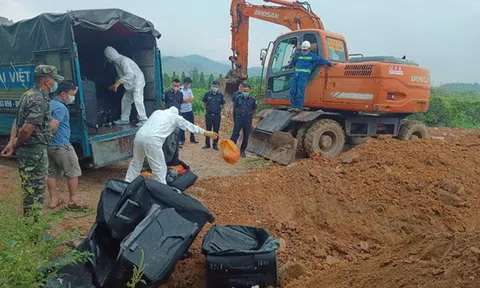Tiêu hủy hơn 2,5 tấn xúc xích, trứng gia cầm non nhập lậu qua cửa khẩu Lào Cai