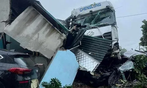 Xe tải va chạm ôtô con rồi lao vào nhà dân trên Quốc lộ 2
