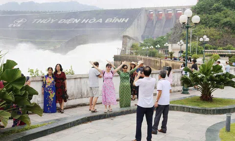 Mở cửa xả lũ, Thủy điện Hòa Bình thành điểm check-in hút khách