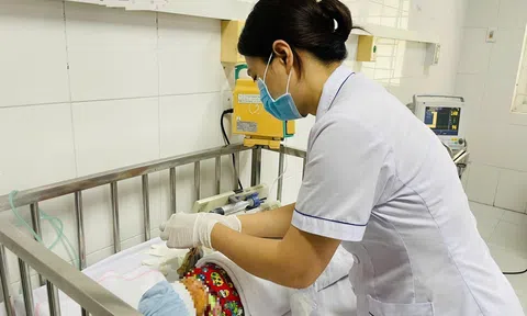 Cấp cứu trẻ sơ sinh nguy kịch với nhiều vết rạch bằng dao lam