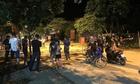 Sơn La: Xuất hiện hố sụt lún lớn sát mép đường ở Mộc Châu